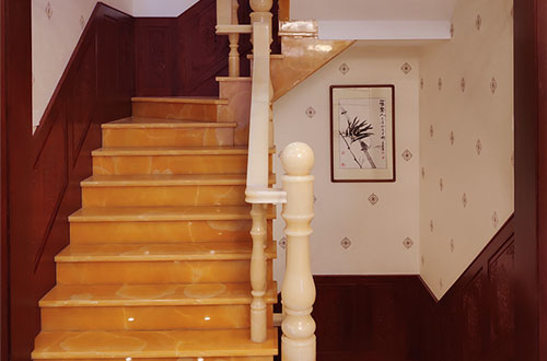 新昌中式别墅室内汉白玉石楼梯的定制安装装饰效果
